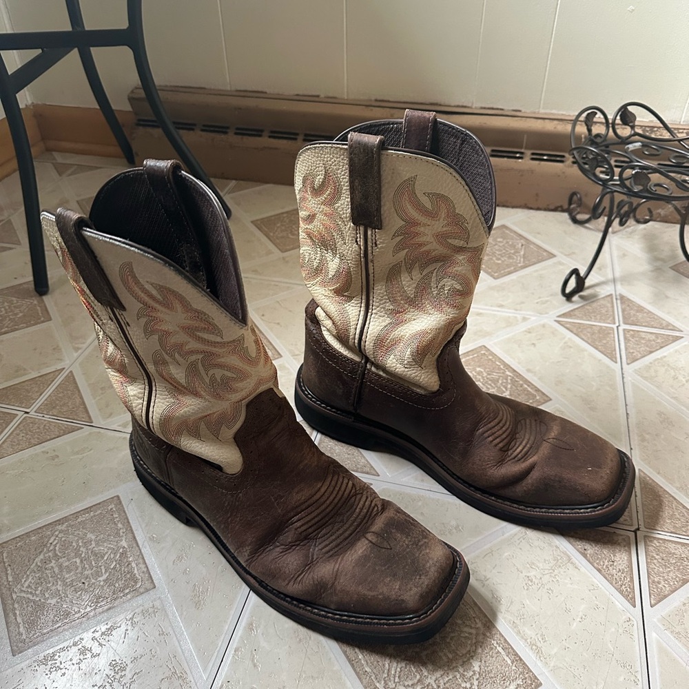 Men’s Justin leather steel toe cowboy boots (size 12) oil and slip resistant